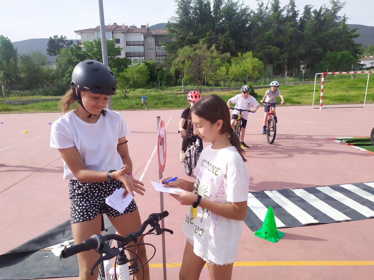 Hoy los alumnos de 6° han usado el circuito de educación vial que nos cedió la policía local de @Aytoelespinar con agentes y multas incluidas! #educacionvial #movilidadsostenible <a href="/Mov_activa/">Los Ángeles de Rubin 🚴🏻‍♂️</a>