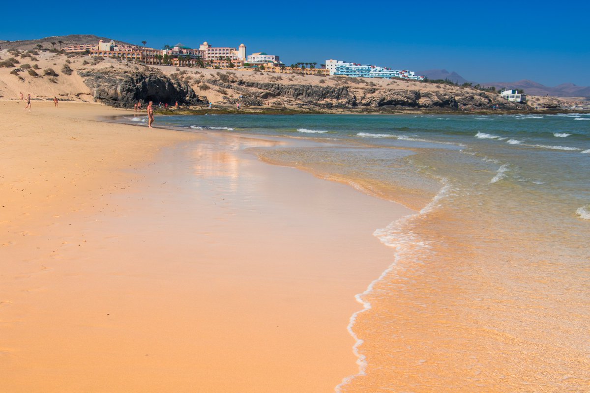🏖️La arena bajo tus pies, una ligera brisa, el sonido de las olas... La Playa Esmeralda es un paraíso donde perderte para encontrarte🧘💙
Conectamos #Fuerteventura con las islas capitalinas 8 veces al día 🛫  #DestinoFly