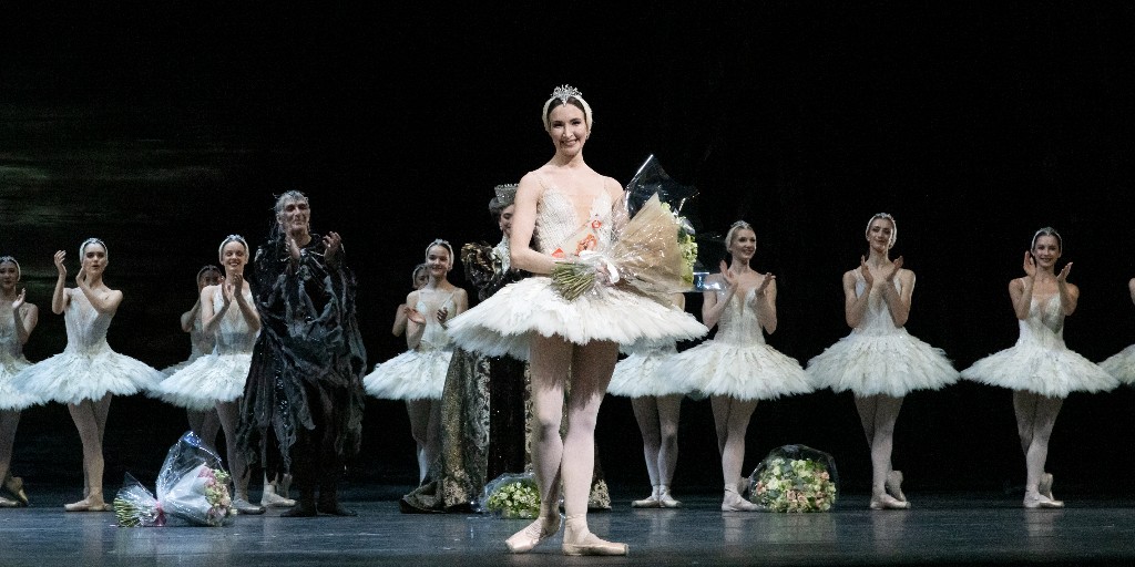 💐 A lovely snap from last night's Swan Lake cinema relay, where we were also celebrating @londonballerina's 20 year anniversary with @TheRoyalBallet! Join us in congratulating Lauren on her amazing career 😍 #ROHswanlake