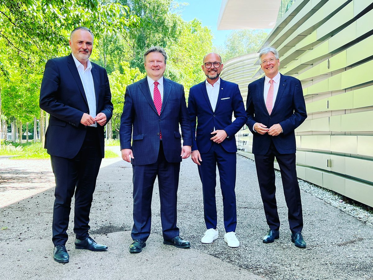 a_schaefermeier's tweet photo. Geballte „rote Kraft“😎 Am Rande der #lhkonferenz in #bregenz
LH @PeterKaiserSP
BgM Michael #Ritsch
@BgmLudwig
LH Hans Peter #Doskozil
@SPOE_Kaernten
@SPOE_at
@SP_Wien https://t.co/zzM3sMYfVC