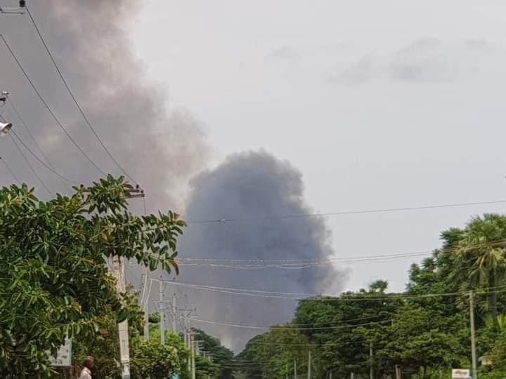 miN13700's tweet photo. On May20, >200 junta troops launched offensive in Sagaing's Taze tsp,& TORCHED houses & LOOTED people's belongings in ChaungYoe, HpanKharZin, SeimSar & KhaPaungKyaing vlgs. Locals have not yet dared to enter vlg due to bombs set up by them
#2022May20Coup
#WhatsHappeninglnMyanmar https://t.co/VCOywhRk5Q