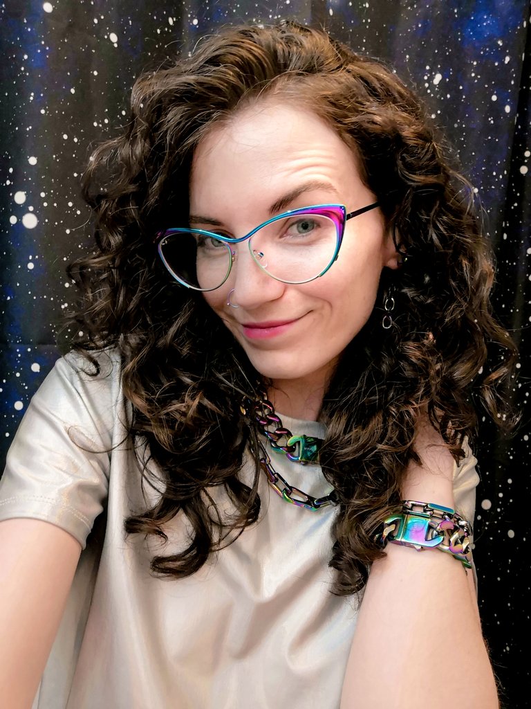 cmdrspacebabe's tweet photo. I'd like to thank my hair and my astigmatism for making this selfie possible 🌈 https://t.co/VPjvRYgd4n