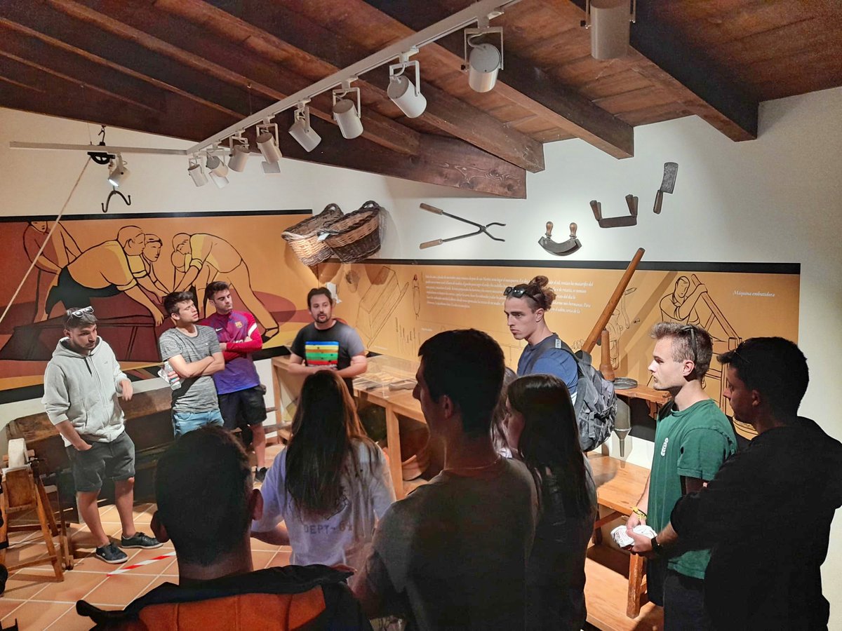 ETSEAFIV_UdL's tweet photo. El Grau d'Enginyeria Agrària i Alimentària #geaa va assistir ahir a la @cultiva_jornada i va visitar Jamcal Alimentación i la Granja Perales de @GrupoPastores, entre d'altres. 🤩 Moltes gràcies per acollir-nos! 💚
#vallscompanys #jornadacultiva @UdL_info @udlsiau @AgroJAlvarez https://t.co/DeKXdUnY4w