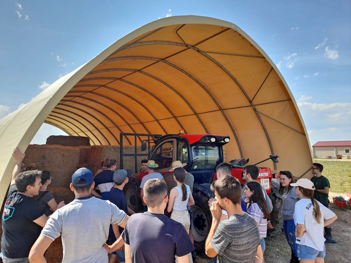 ETSEAFIV_UdL's tweet photo. El Grau d'Enginyeria Agrària i Alimentària #geaa va assistir ahir a la @cultiva_jornada i va visitar Jamcal Alimentación i la Granja Perales de @GrupoPastores, entre d'altres. 🤩 Moltes gràcies per acollir-nos! 💚
#vallscompanys #jornadacultiva @UdL_info @udlsiau @AgroJAlvarez https://t.co/DeKXdUnY4w