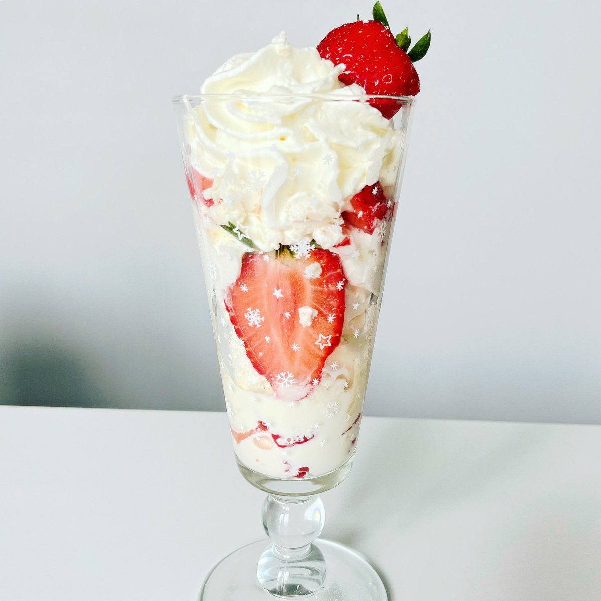 VictoriaSLoves_'s tweet photo. What an #etonmess @BorisJohnson 👋😳 with you in spirit from Liverpool @jamieoliver 🍓 #whatanetonmess https://t.co/z0uIXXiV6G