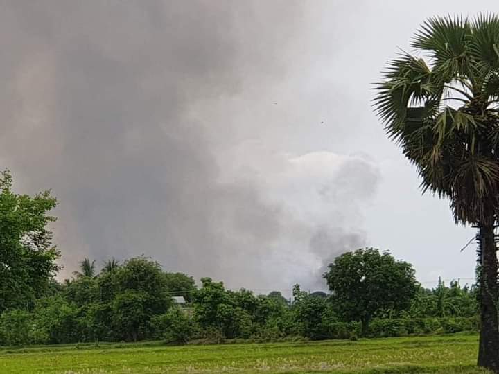 miN13700's tweet photo. On May20, >200 junta troops launched offensive in Sagaing's Taze tsp,& TORCHED houses & LOOTED people's belongings in ChaungYoe, HpanKharZin, SeimSar & KhaPaungKyaing vlgs. Locals have not yet dared to enter vlg due to bombs set up by them
#2022May20Coup
#WhatsHappeninglnMyanmar https://t.co/VCOywhRk5Q