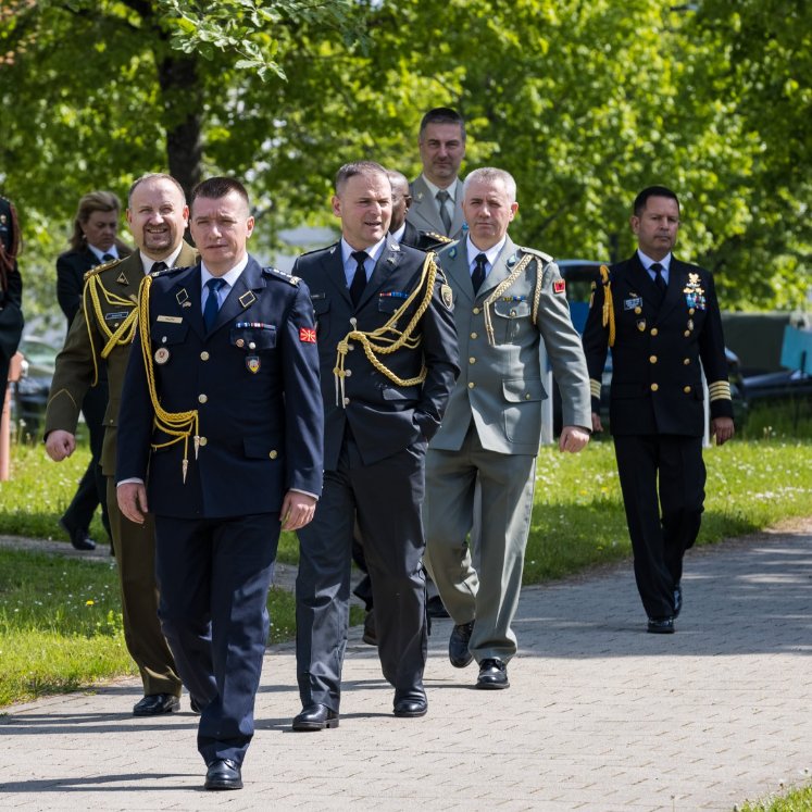 SKB_JSES's tweet photo. Informationsreise der in 🇩🇪 akkreditierten ausländischen #Militärattachés zu der #SKB: dieses Jahr beim #NATO-Kommando #JSEC und dem Multinationalen Kommando Operative Führung in #Ulm über die Bedeutung sowie den aktuellen Sachstand in den #multinationalen Hauptquartieren. https://t.co/gU96bUkdf7