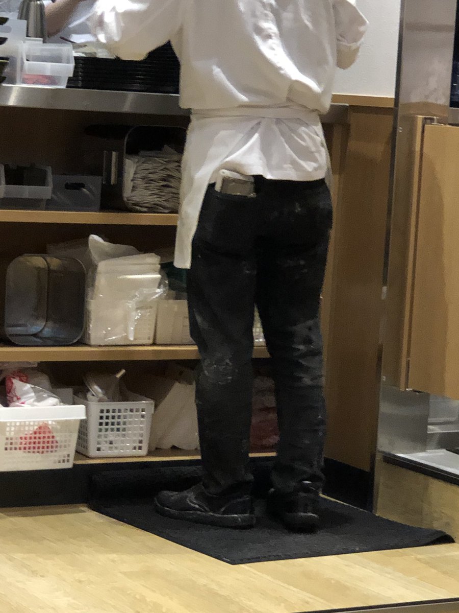 kfc6's tweet photo. ＃山下本気うどん町田駅前店
＃スタッフのズボンとシャツが汚すぎ
#正面はさらに汁が飛んだ汚れ https://t.co/prnIKKRvMH
