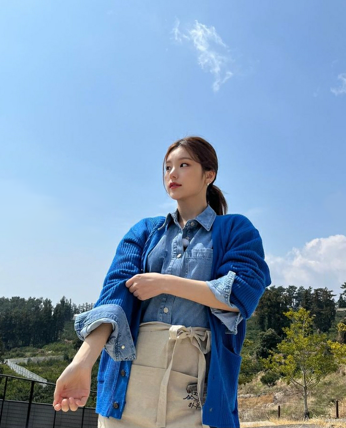 PinYeji's tweet photo. Hwang Yeji looks good in everything 🦋 #ITZY https://t.co/DHzsrfe3HF