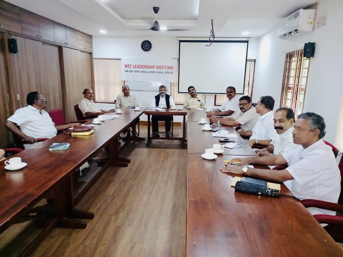 AhirsachinAhir's tweet photo. #SaveNTC
Addressed NTC leadership meeting at #Kochi
All national textile leaders of the different states are united to get the rights of the workers... https://t.co/fthsokD534