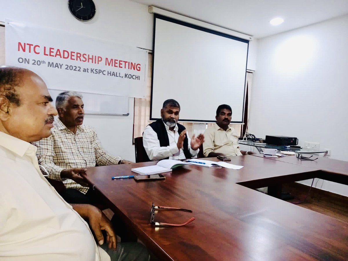 AhirsachinAhir's tweet photo. #SaveNTC
Addressed NTC leadership meeting at #Kochi
All national textile leaders of the different states are united to get the rights of the workers... https://t.co/fthsokD534