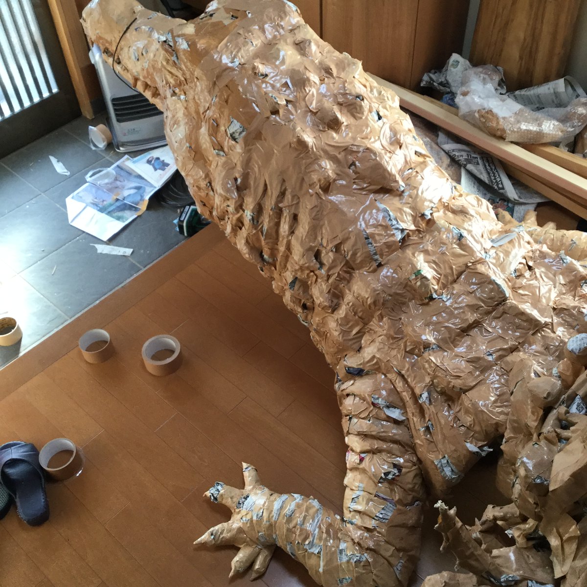 実家の玄関を占領する大ワニ。 #立体作品 #彫刻 #新聞紙アート 