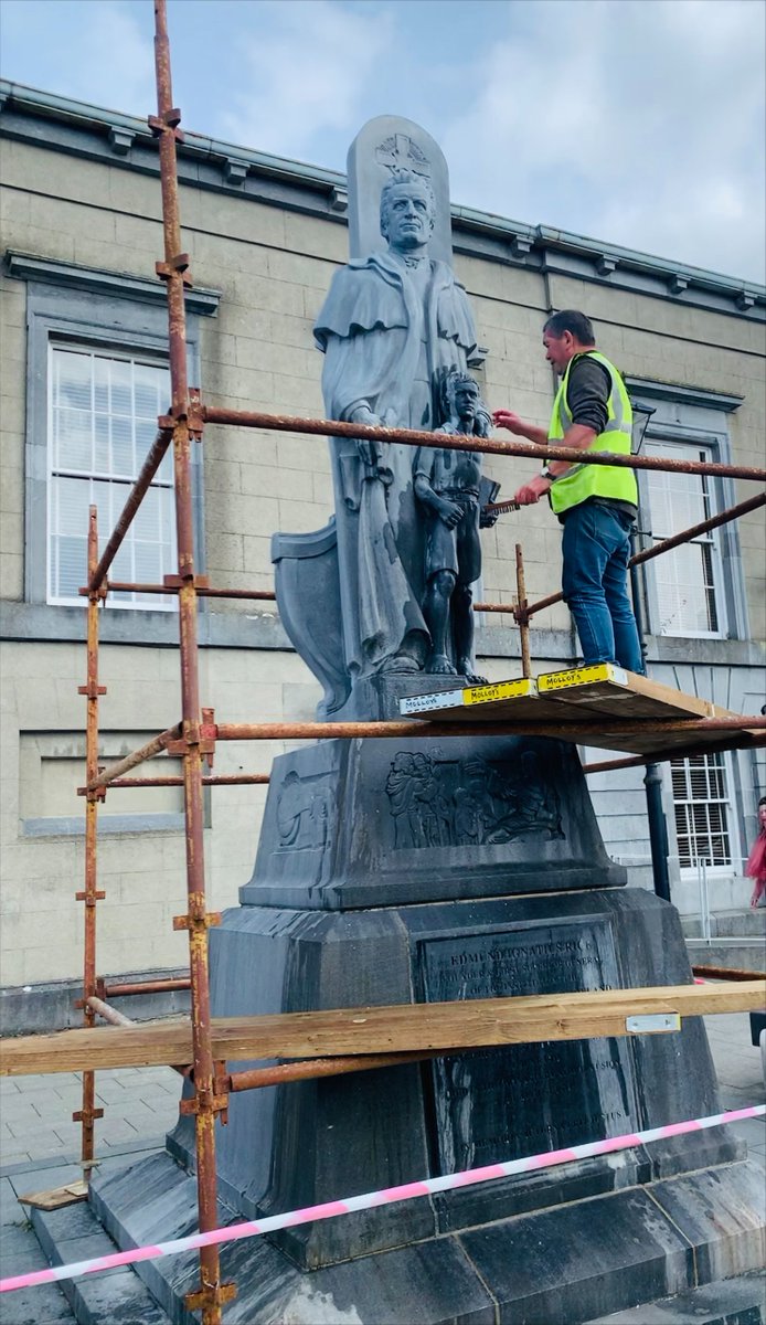 Our sincere thanks to Pat, Tommy  and Molloy Funeral Directors and Sculptors, Callan for their support as we prepare for the school closure event.
Always great friends of the school, they have generously offered to clean the statue of Blessed Edmund Rice on Green Street.