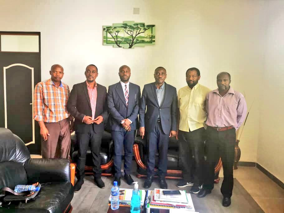 mrmeict's tweet photo. Ce 20/5/2022 le SP du @minergiemine1 SELEMANI Khamissi a reçu en audience M Arnaud NIYONKURI, expert gemmologiste &amp; fondateur de la Société Rock Group basée en Tanzanie et au Danemark. Il était accompagné de @SDeCliff &amp; Kubwayo Félix. Les échanges ont porté sur le secteur minier https://t.co/wBNPqKz5K1