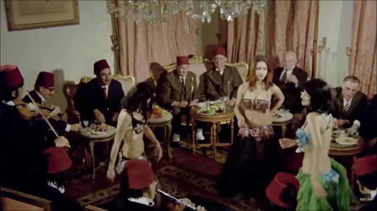 Ekonomik durumum iyice Kerami Bey Amca'ya döndü. Zevk u sefa içinde batıyorum, tüm şatafatımla iflas ediyorum.