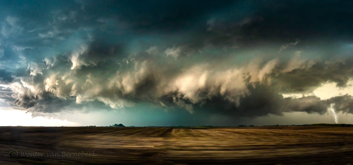 JaapdeVries20's tweet photo. Code oranje voor #limburg Een supercell met de zwaarste kaliber onweer en zeer zware windstoten kan voor veel schade en wateroverlast zorgen tussen 13.00 en 16.00 uur met name in de regio  Zuid-Limburg. #knmi #noodweer https://t.co/Qm5EuIKdsG
