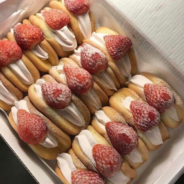 malusokay's tweet photo. Strawberry desserts 🍰🍓 https://t.co/ZWDinAH3lL