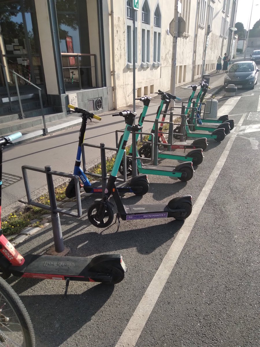 pManu_sdb's tweet photo. @Lyon5AVelo @maisonvelolyon @LaVilleaVelo Dites  que les trottinettes prennent la place des vélo, c'est pas top non ? 🤔 https://t.co/w8BmguDkbs