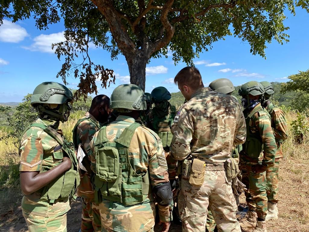 BPST_A's tweet photo. Another week is done in #Zambia, with a 🇬🇧 STTT supported by 🇬🇧 BPST(A) training the🇿🇲 Defence Forces (ZAF) on ZAMBATT VIII, in preparation for deployment to @UN_CAR . #UKCSSF

Thread👇 https://t.co/w7Hu5y5NEa