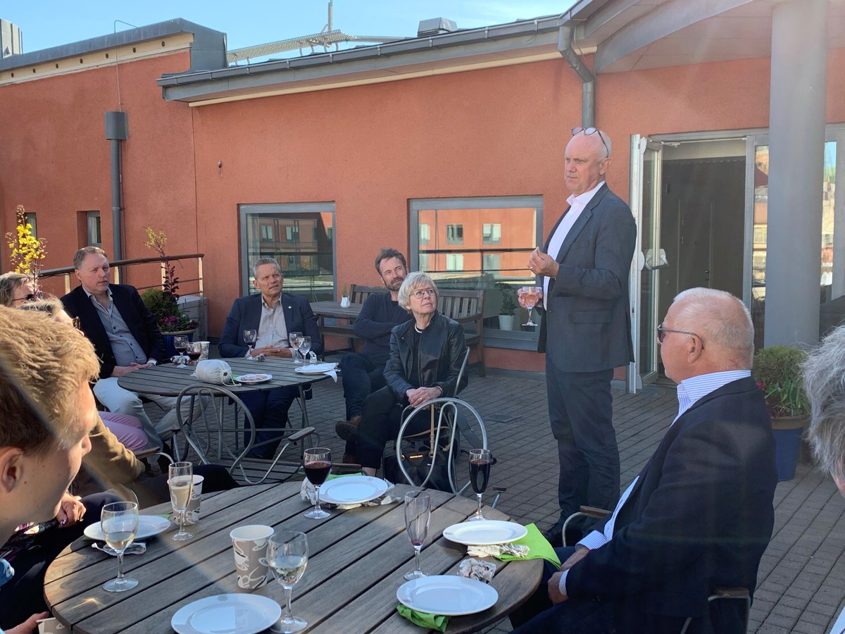 HHGAtweets's tweet photo. HHGA:s nätverksträff blev till en gemytlig kväll med sköna medlemmar och strålande väder. Rektor Per Cramér stannade länge och vi förde fina diskussioner om skolans framtid samt gemensamma utmaningar. En bra avslutning på eventprogrammet i Göteborg våren 2022. https://t.co/22P48JRNIh