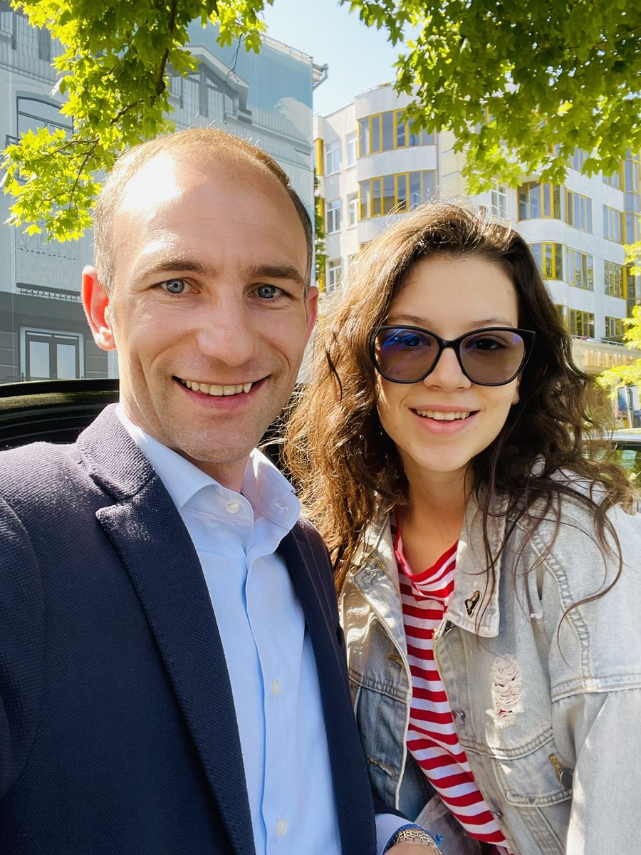PaladiIon's tweet photo. O reîntâlnire frumoasă cu Cleopatra Stratan pe străzile Chișinăului! 🤗
Un salut de la noi pentru toți! ✋
@CleopatraStrat2 
#cleopatrastratan https://t.co/lV76NcrpfV