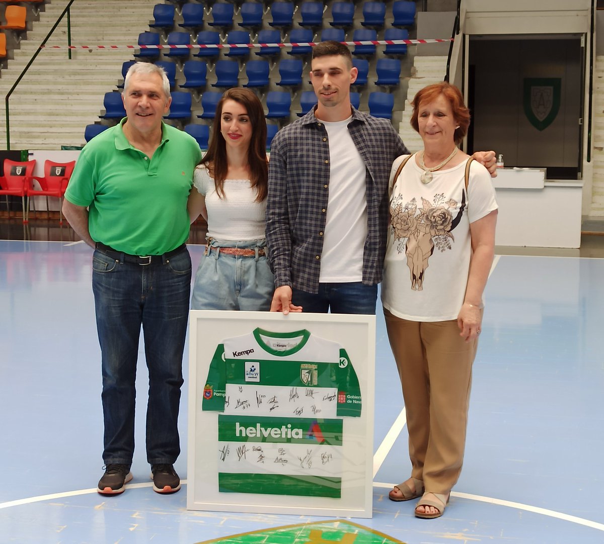 Dice adiós a <a href="/AnaitasunaBM/">ANAITASUNA</a> un jugador de los de sonrisa eterna. De los que vuela alto. Zurdo de oro, 'cebollero' de origen. Trabajador, discreto, esencial. Extremo. Siempre disponible para todo. Los 'fly' no serán lo mismo sin ti. Suerte para el futuro, <a href="/Etxeberria8/">Xabier Etxeberria</a>. Un placer.