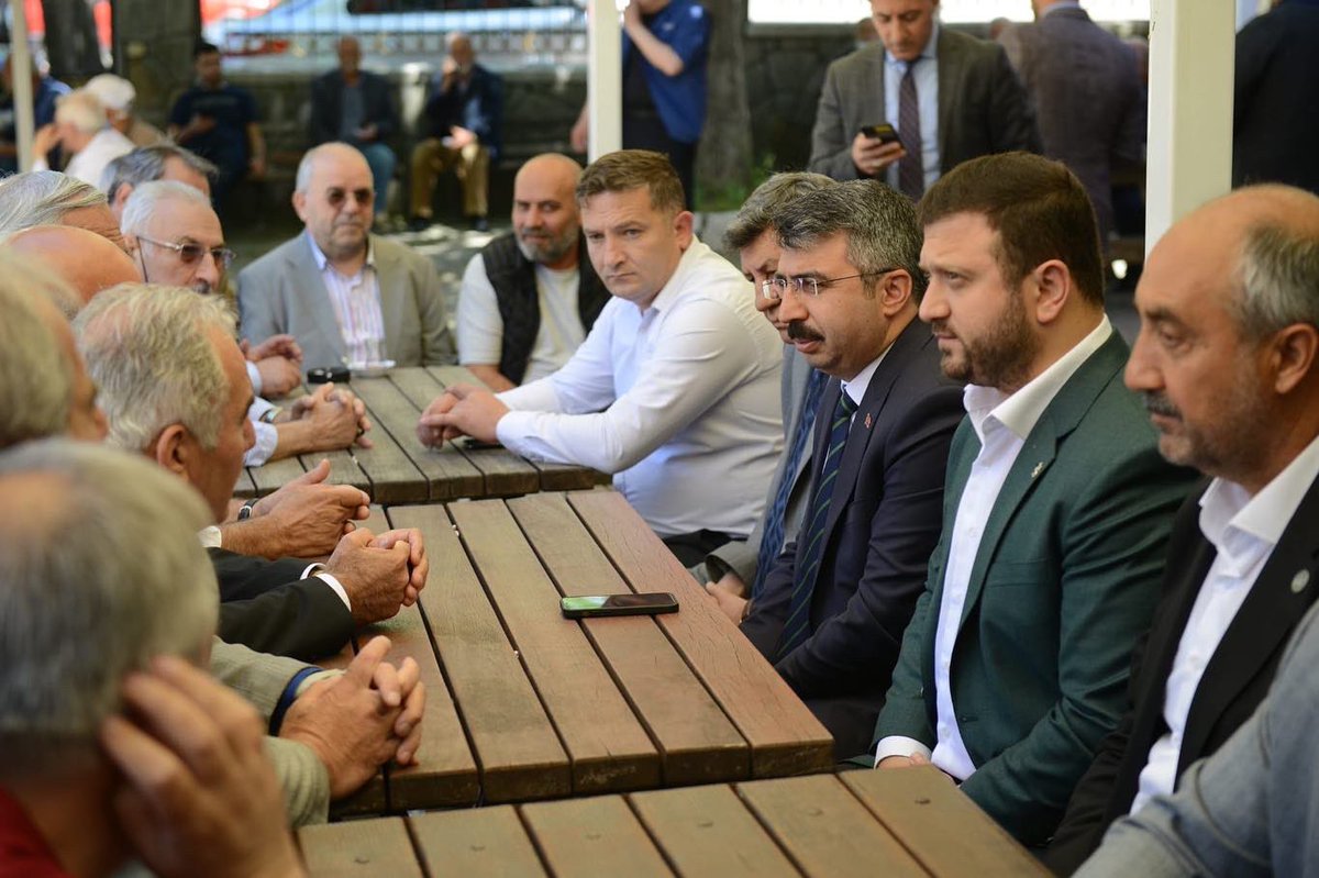 ali_erbay16's tweet photo. Belediye Başkanımız Sn. Oktay Yılmaz, İlçe Başkan Yardımcılarımız, İlçe Yöneticilerimiz ve Meclis Üyelerimiz ile birlikte Cuma namazını Kaplıkaya Camii'nde eda ettikten sonra hemşehrilerimiz ile buluşarak sohbet ettik. 
#AKBursaSahada
#AKYıldırımSahada https://t.co/SdtbXfIYHT