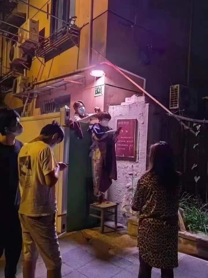 Kenneth50029151's tweet photo. The Chinese people's entrepreneurship are found in every sector of businesses as Shanghai continue to be in a zero covid lockdown enforced by the CCP.
#上海疫情 #shanghailockdown #chinazerocovidpolicy https://t.co/wZGGKm7TMi