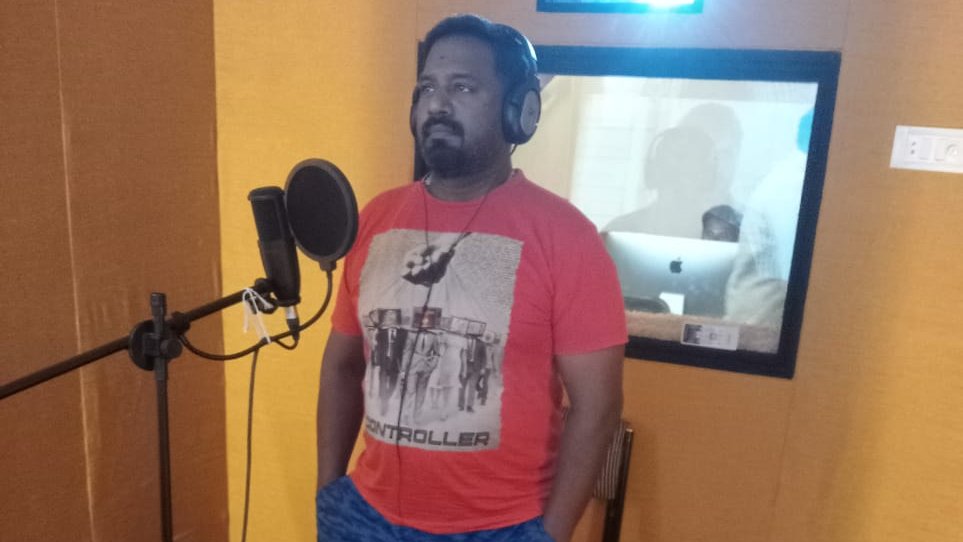 SSMusicTweet's tweet photo. Highly action packed #Vettaiyan starring #StuntSiva as lead Dubbing happening in full swing.

Prod by #NimoProductions @BaluNimo
Dir by @DirVincentSelva

Coming Soon in Theatres!

#Venkatesh #Kishore @im_rajendran @realRoboshankar @onlynikil https://t.co/uFWFnx1cVu