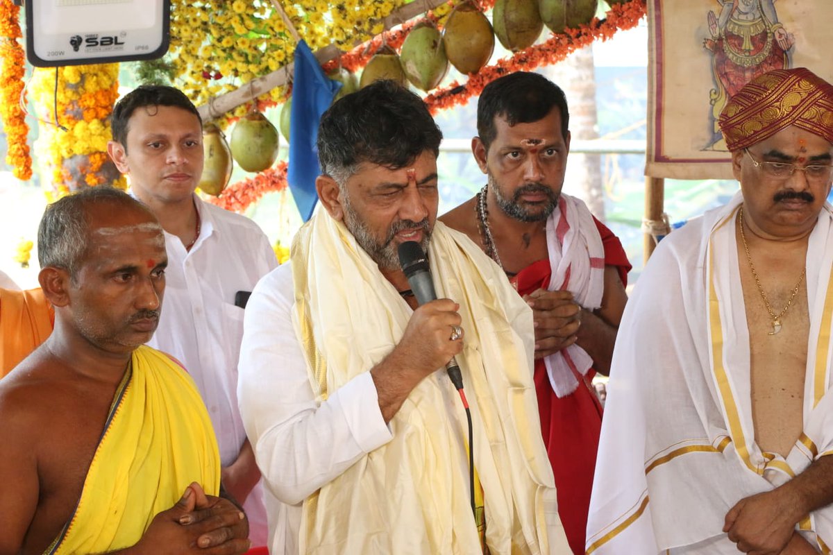 DrSankara_guha's tweet photo. ರಾಜಗೋಪುರ ಸಮರ್ಪಣೆ ಕಾರ್ಯಕ್ರಮದ ಸಂದರ್ಭದಲ್ಲಿ, ಶ್ರೀ ಡಿ.ಕೆ.ಶಿವಕುಮಾರ್ ಅವರೊಂದಿಗೆ ಉಪ್ಪುಂದ ಶ್ರೀ ದುರ್ಗಾಪರಮೇಶ್ವರಿ ದೇವಸ್ಥಾನದಲ್ಲಿ.
@KPCCpresident
@DKShivakumar
@INCKarnataka
#Uppunda https://t.co/cIUXSoNSe8
