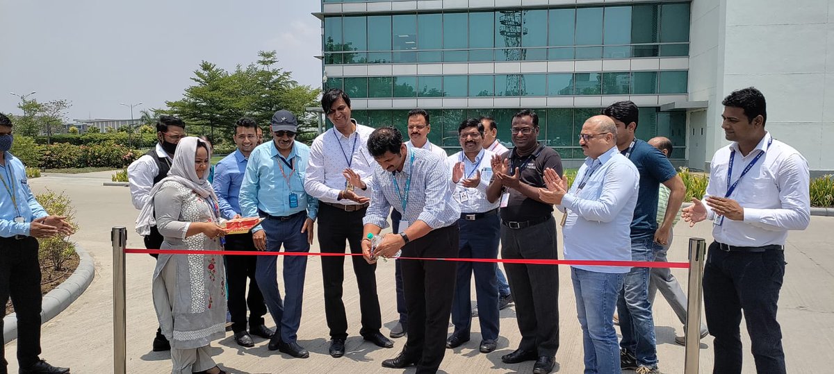 MetroRailNagpur's tweet photo. •Metro Feeder Service Now Available at HCL Technologies
•Employees back in Offices as Work from home Phase Over

एचसीएल टेक्नॉलॉजीच्या कर्मचाऱ्यांसाठी मेट्रो फीडर सेवांचा शुभारंभ
मेट्रो प्रवासासह कर्मचारी घेणार आता फीडर सेवांचा लाभ

@ngpnmc @hcltech
#NagpurMetro #FeederService https://t.co/cP8kHvBbbS
