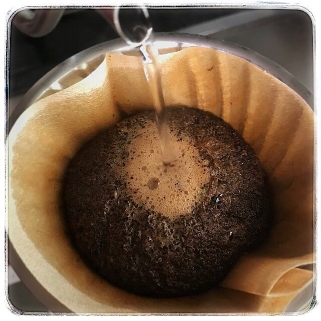 codget_info's tweet photo. 暑くなりましたねー！
アイスコーヒー飲みたくな���て淹れました。
まだまだ膨らむ豆。 https://t.co/Uvv4j0mP15