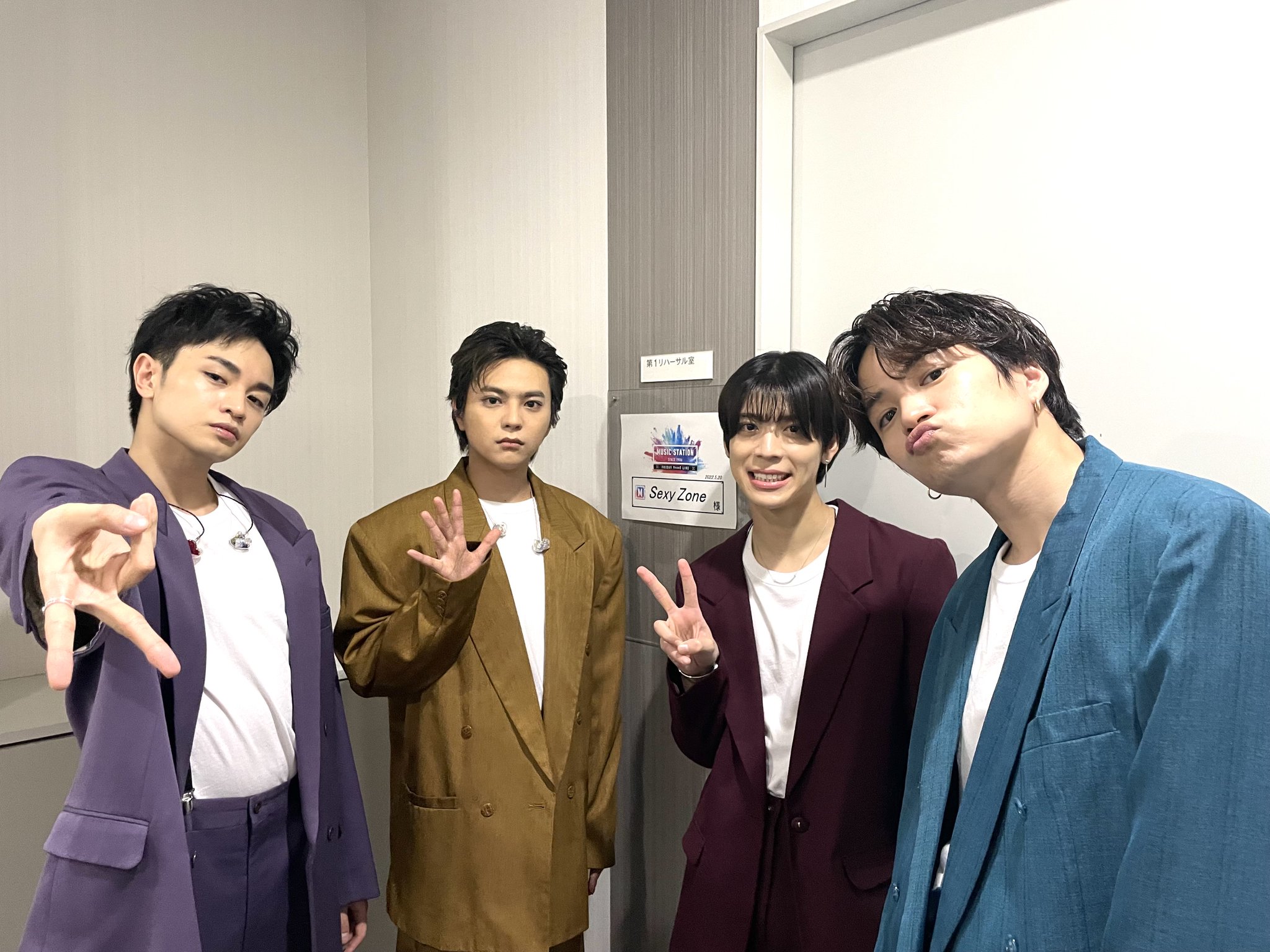 Music Station このあとはsexy Zone 新アルバム ザ ハイライト の リード曲 Forever Gold をtv初披露 ウラステ 楽屋前で コメント 佐藤勝利さん 80 ｓ90 ｓを意識したリズム感やダンスを見てほしいです 中島健人さん 黄金の