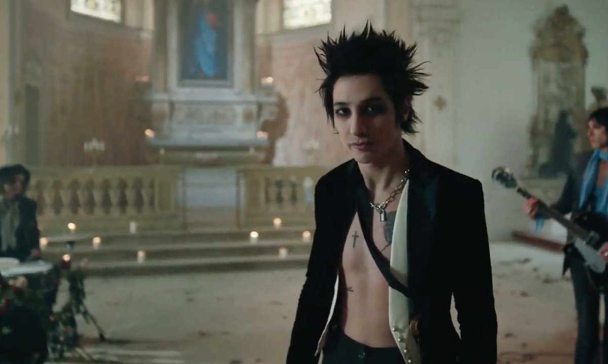 Palaye Royale's new track 'Broken' is here, and it is a raw, vulnerable and heart-wrenching epic 

Lose yourself in the stunning video right here bit.ly/3Pw0FHx