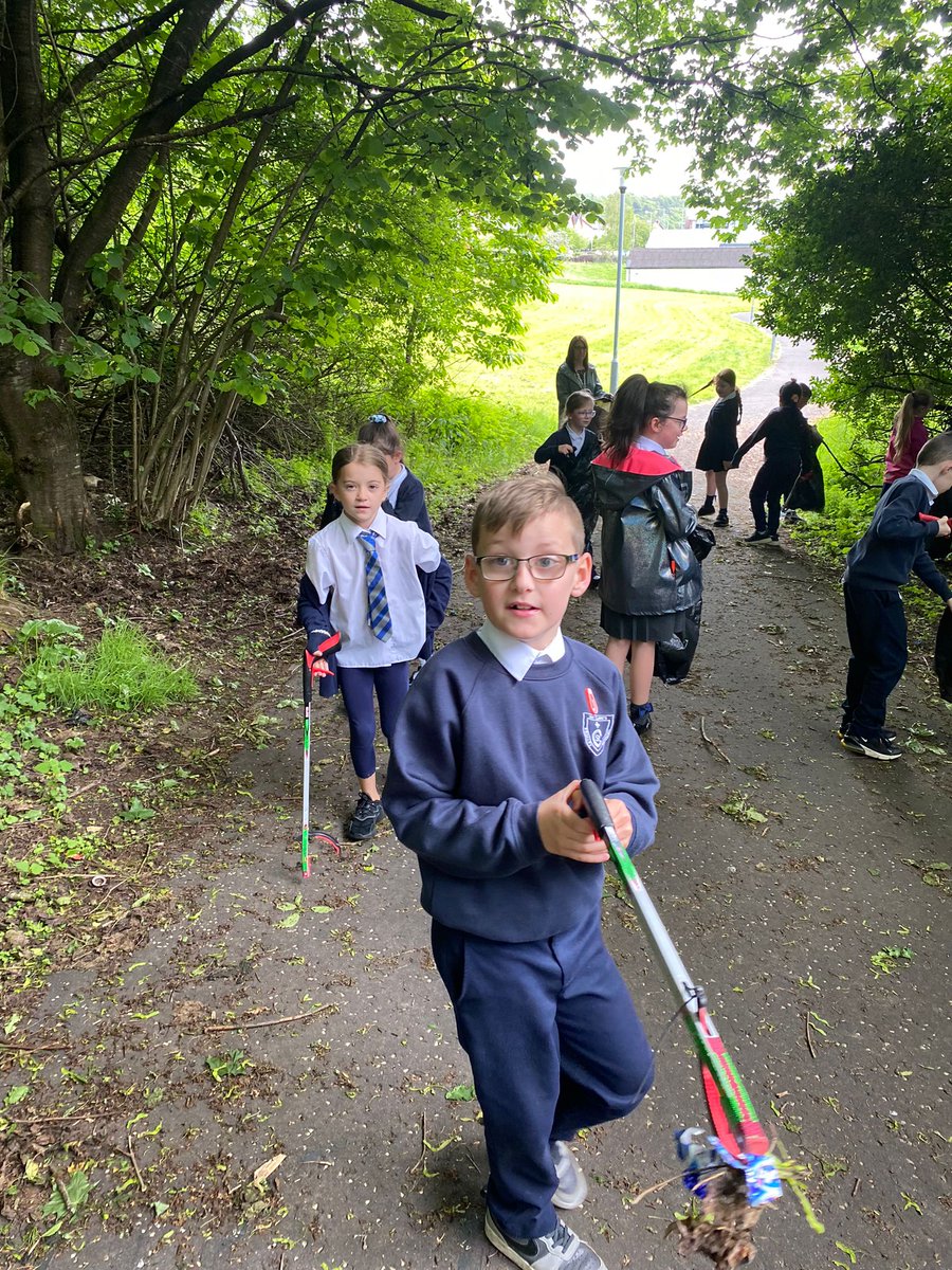 Great to see our pupils make such a difference to the local community. Sad to see so much litter dropped in  the first place! #healthweek <a href="/DrumchapelTidy/">Keep Drumchapel Tidy</a> @KSBScotland