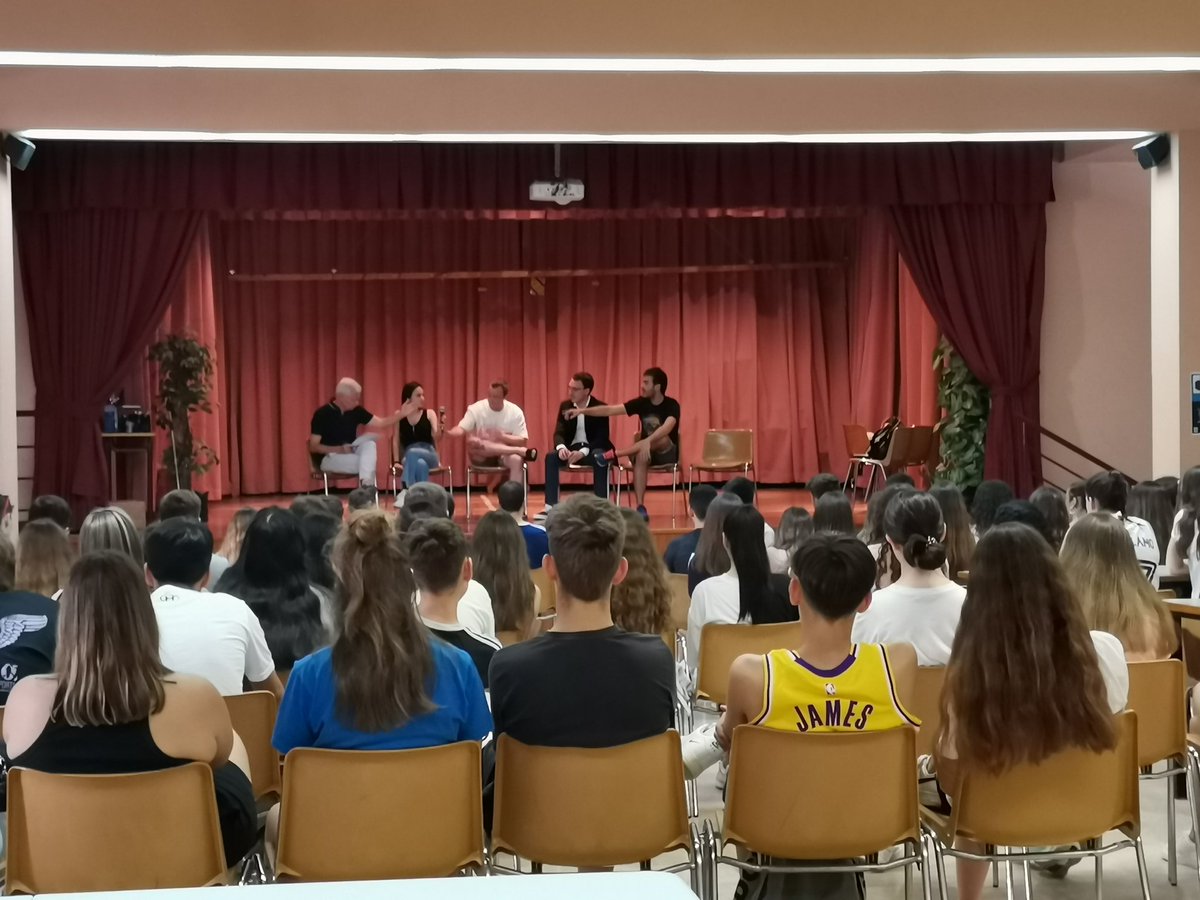 carmelitestgn's tweet photo. #ADMTWC #BATXC avui els nostres alumnes de Batxillerat han rebut la visita d'exalumnes que els han explicat les seves experiències a la universitat i als cicles de grau superior. Un dia molt profitós! #somelquefem #somexalumnes #somcarmelites https://t.co/IT7YkxI9yL