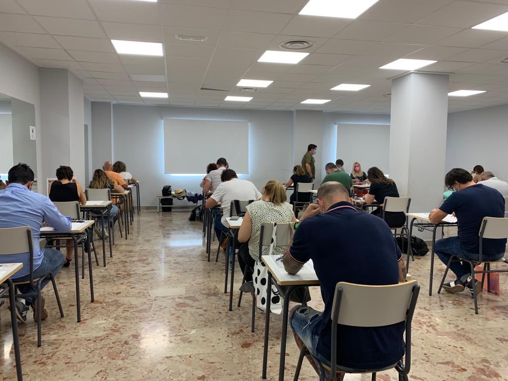 Fomento_RM's tweet photo. Celebramos primera convocatoria extraordinaria de 2022 de acceso al título de patrón de embarcaciones de recreo #PER 

📸 La directora general de Movilidad y Litoral @MarinaMunueraM supervisa la prueba en la Universidad Popular de #Lorca https://t.co/bzstgXZSWo