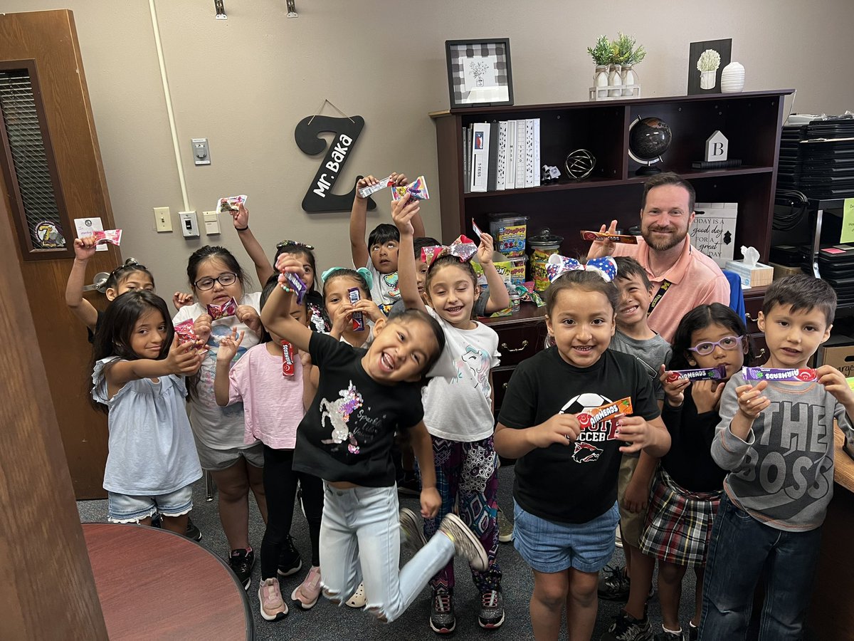 Jssicalazo2's tweet photo. We have an amazing Assitant Principal! He was rewarding our student during the whole school year for academic success, and today my class was rewarded again for knowing more than 100 sight words @ZundyElementary @gretamariadame #iamwfisd #beBold #ilovemyjob https://t.co/eKSFuLN4Ei