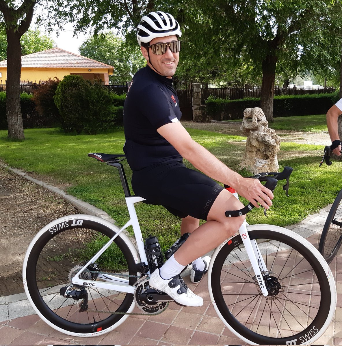 Un lujo convivir hoy con "Espartaco" Cancellara eurosport.es/ciclismo/giro-… Y antes de la entrevista le sacamos de paseo por "mis" carreteras 😇😉: el Alto de La Encina  carrilbici M607 y el Cerro San Pedro. Impresiona tener cerca unas patas que lograron victorias tan espectaculares