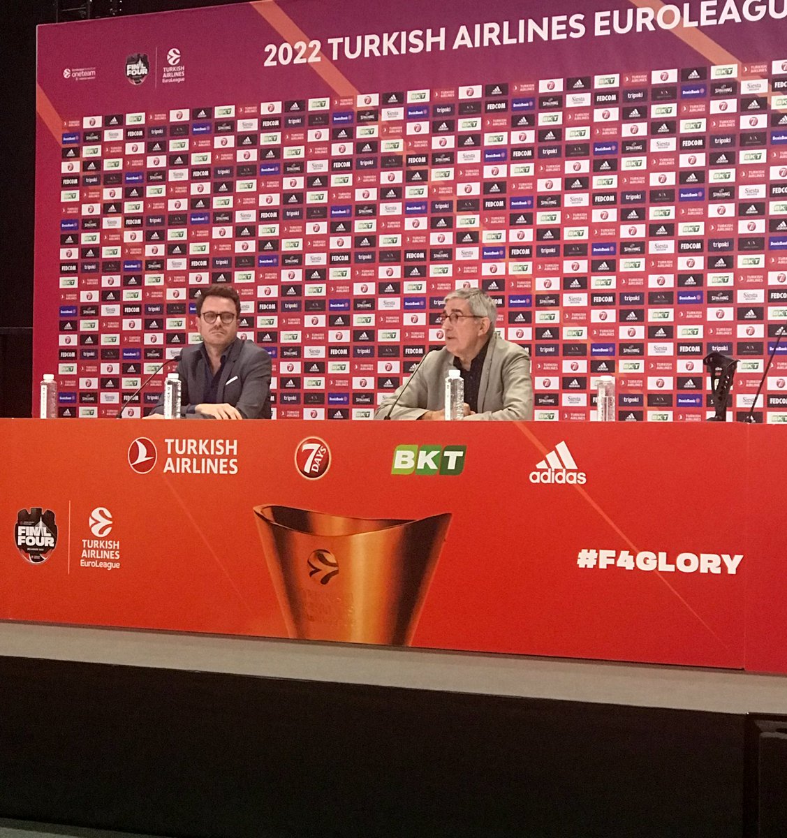 LjubomirovicM's tweet photo. Jordi #Bertomeu about closing #EuroLeague and what happens with Eurocup than, and will that scenario move EC teams to #BasketballCL:
We want 18 club owners. EC still has 2 spots. If someone goes to BCL, they are aware that they will not be able to play in Euroleague ever again… https://t.co/4mYwBxJTWp