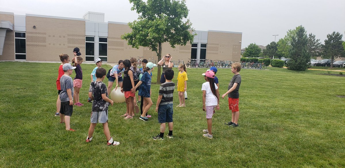 MsTcomputers's tweet photo. Mrs Judy's 3rd grade class having some Field Day fun! @MadisonPlaceK5 https://t.co/YEBEd1WO3l