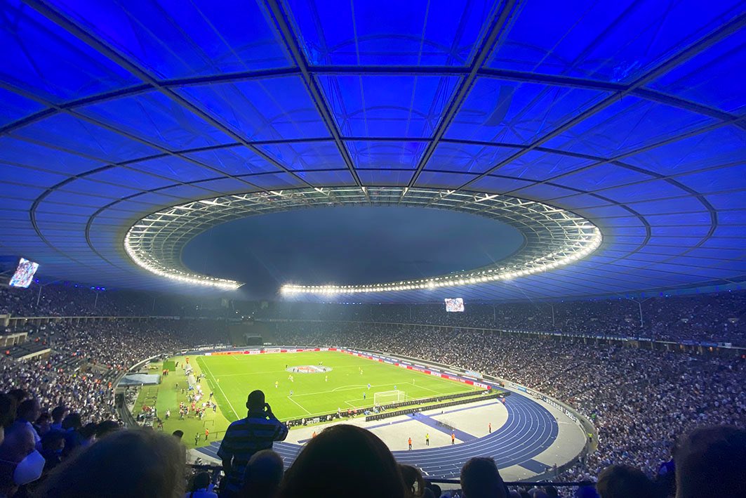 ChrHvL's tweet photo. Als hätte Roland Emmerich gestern Abend Independence Day 3 über dem Olympiastadion inszeniert. Das Ergebnis für @HerthaBSC gegen den HSV war nicht außerirdisch, aber auch nicht apokalyptisch. Am Montag dann eben eine blau-weiße Sternstunde. #HaHoHe #BSCHSV @Oly_Berlin https://t.co/NJ1f5ARuEb