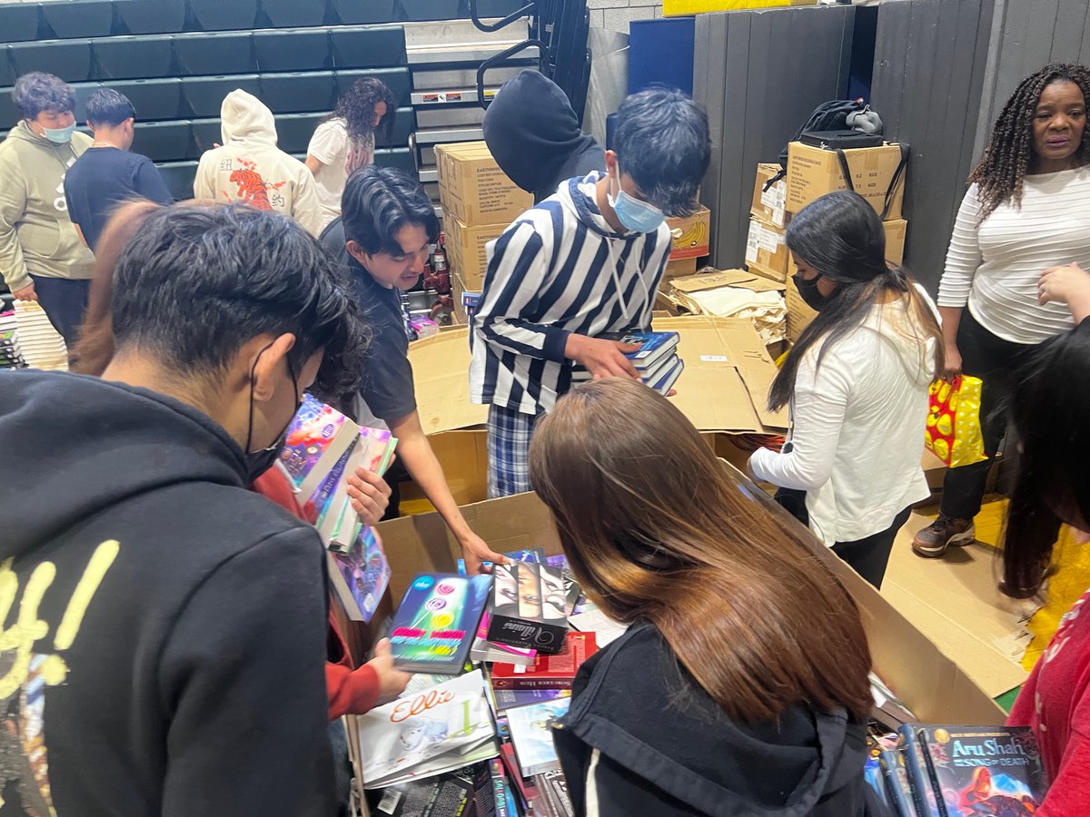 NorwalkHS_CT's tweet photo. 40,000 FREE NEW BOOKS for families @FirstBook event! Food Trucks, Hockey, Authors, TouchATruck! SAT, 11am-3pm, NHS. Park @ Andrews Field, shuttles every 10-20 min to event. Buses to/from Roodner Court, Colonial Village, SONO Community Ctr., every hour on the hour, 10:30am-2:30pm https://t.co/Ceo3YFmmYk