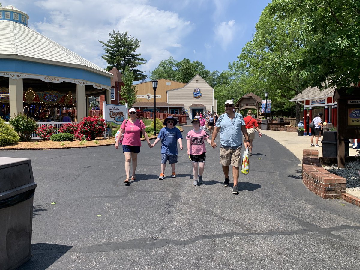 RomingersRoom's tweet photo. Having a BLAST @HolidayWorld ! @MrFiscus_TCHS @TuscolaCUSD301 https://t.co/Zjk50egfbq