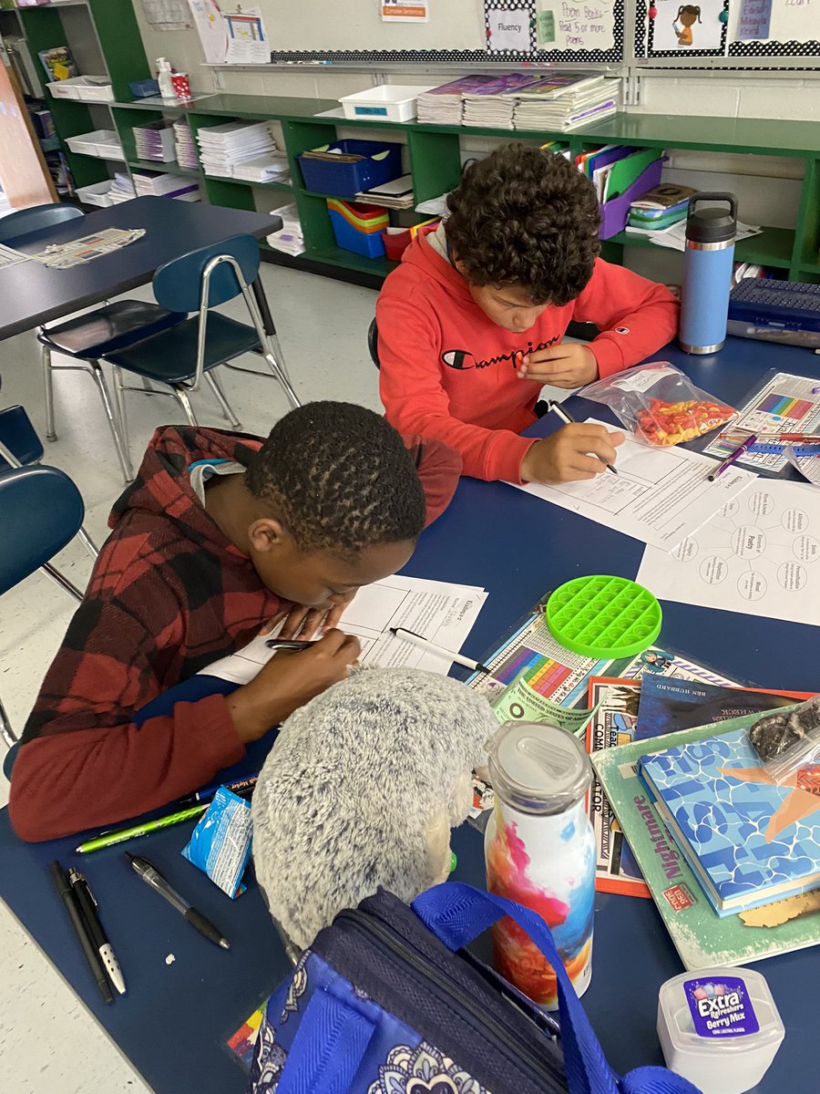 misscomboAP's tweet photo. Students on the Hagen/Howard team are brainstorming topics to begin their own poems! I heard lots of great topics like horses, heroes, dogs, games, football and more! 📝 @hello4th @colbytlhill https://t.co/VKblniYhu8