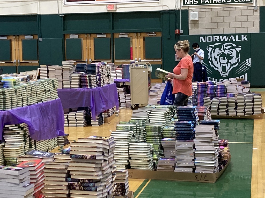 TraceyMagnet_CT's tweet photo. 40,000 FREE NEW BOOKS for families @FirstBook event! Food Trucks, Hockey, Authors, TouchATruck! SAT, 11am-3pm, NHS. Park @ Andrews Field, shuttles every 10-20 min to event. Buses to/from Roodner Court, Colonial Village, SONO Community Ctr., every hour on the hour, 10:30am-2:30pm https://t.co/ry4BeJL26T