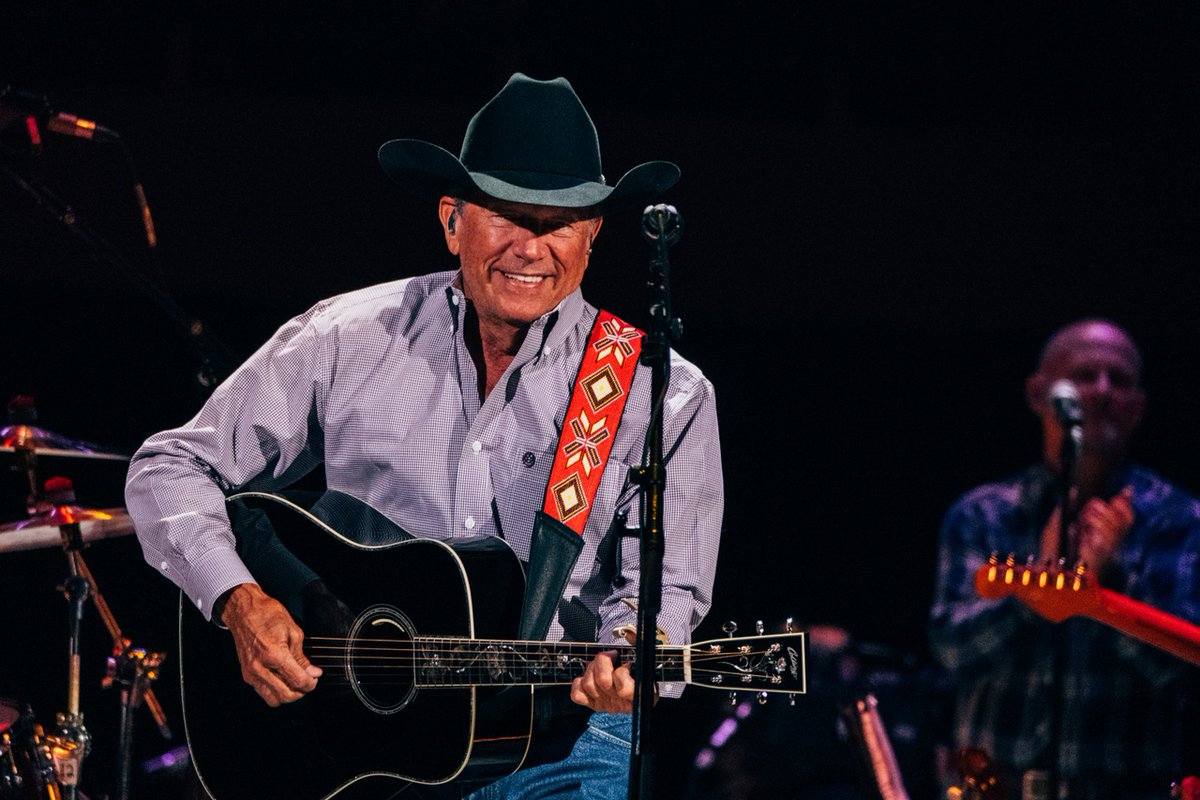 "I'm carrying your love with me,
West Virginia down to Tennessee."  

📸: Ryan Vestil for <a href="/MoodyCenterATX/">Moody Center</a>