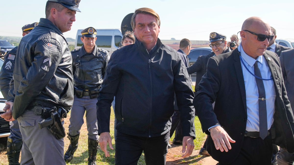 Gizmodo's tweet photo. Elon Musk Completes Transition to Supervillain With Bolsonaro Meeting in Brazil https://t.co/xCBdiFt5xA https://t.co/LdQsY1CJPf
