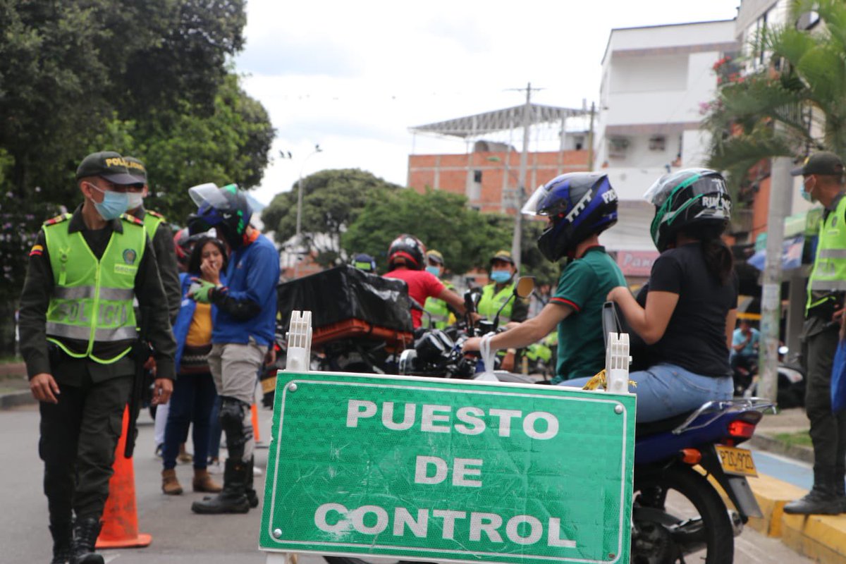 PoliciaBmanga's tweet photo. #PlanesExpress | En diferentes sectores de la zona norte de #BucaramangaMásSegura realizamos planes de registro, control y verificación de antecedentes. #ImplacablesContraElDelito #TodosContraElHurto #TodosContraElHomicidio https://t.co/A0C5CL6sEC