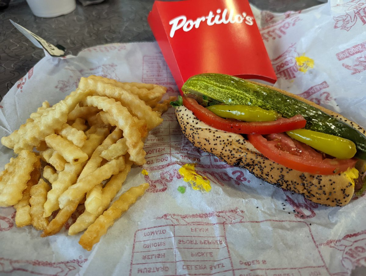 black_1372's tweet photo. The vegan Chicago garden dog from @portilloshotdog is amazing! 

#Vegan #veganism #veganfood #orlando https://t.co/oAB60KK3Dx